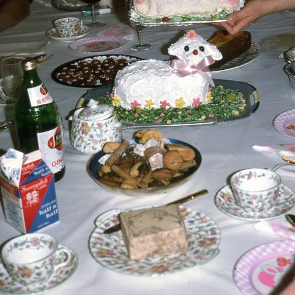 14 Royal Doulton Haddon Hall Minton Tea Cups - Picture 16 of 16